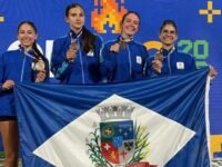 Atletas de Joinville reunidos com medalhas da Olesc