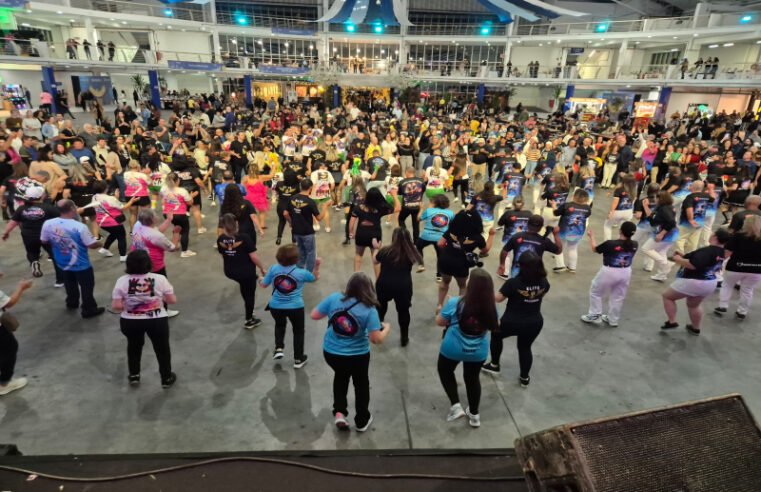 Grupos dançam passinho em evento de flashback em Itajaí, em imagem de arquivo