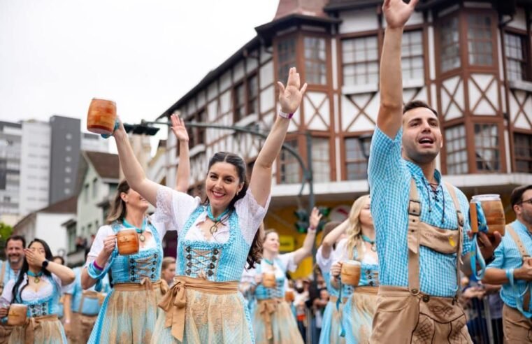 Participantes com trajes típicos em desfile da Oktoberfest Blumenau, em imagem de arquivo
