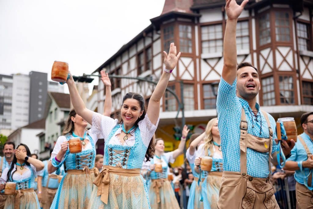 Oktoberfest Blumenau começa em 7 de outubro; confira as datas dos oito desfiles