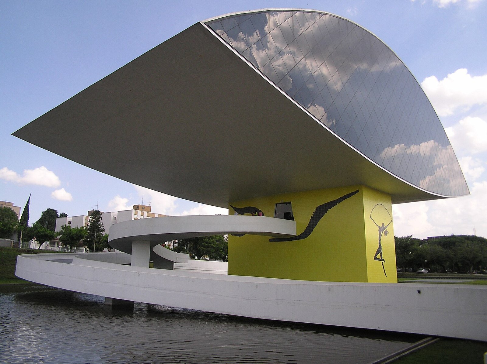 Bienal de Curitiba reúne mais de 300 artistas de 38 países até 15 de novembro