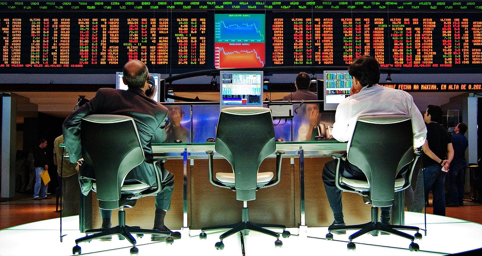 Dólar sobe 8,21% e Ibovespa cai 13,88% após reeleição de Lula