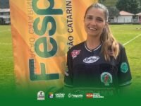 Árbitra posa em campo de futebol durante o Campeonato Catarinense Escolar de Futebol, em Antônio Carlos