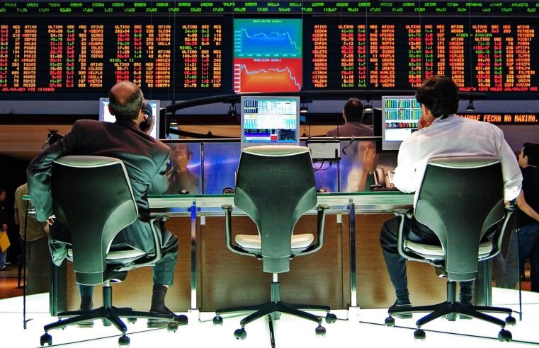 Dólar sobe 8,21% e Ibovespa cai 13,88% após reeleição de Lula
