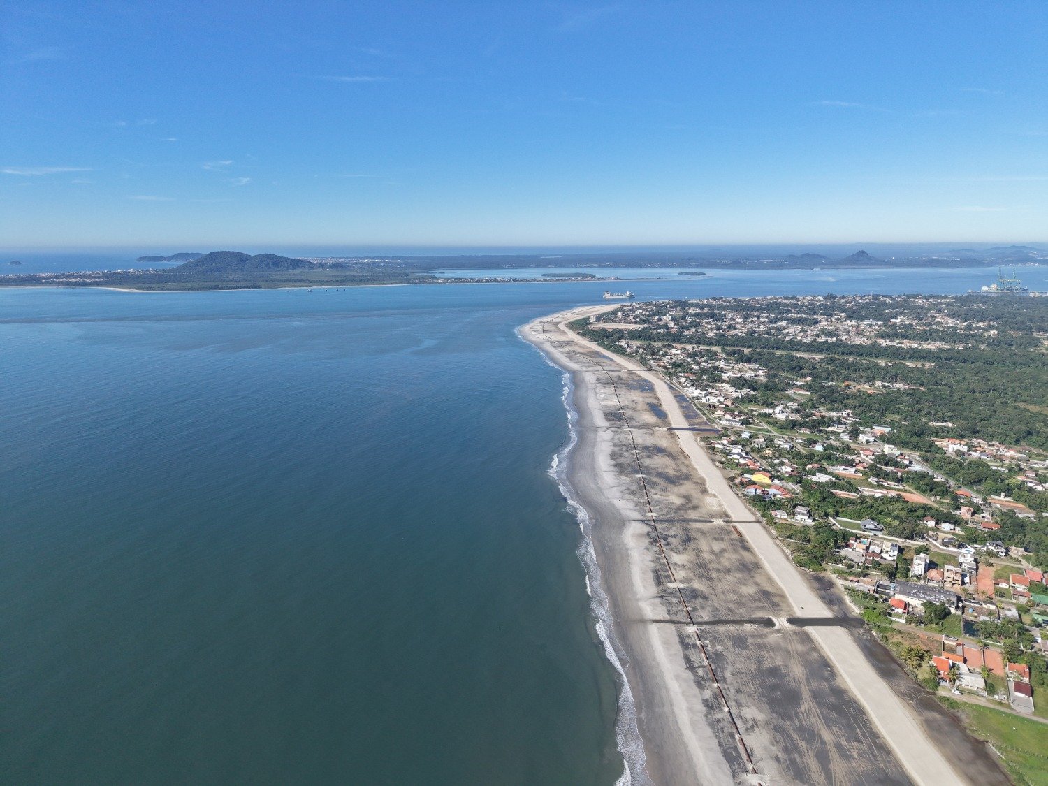 Itapoá conclui maior engordamento de praia do Brasil