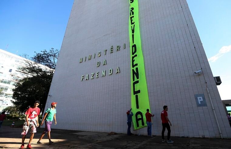 Governo estuda crédito para empresas afetadas pelo fim da escala 6×1
