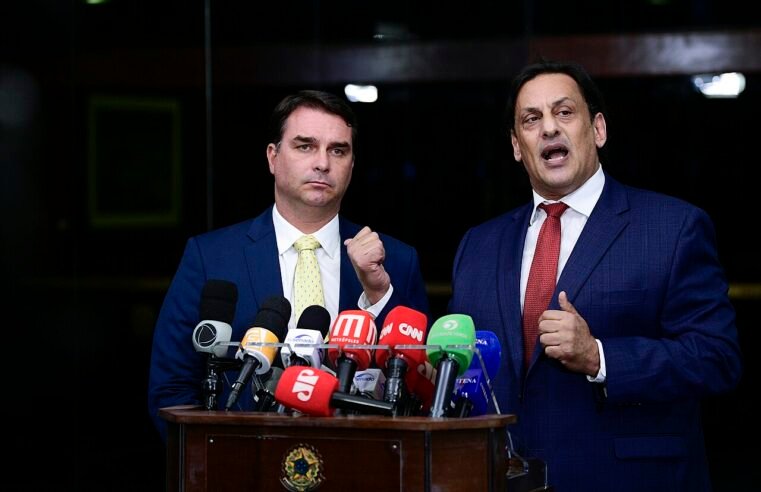 Moraes manda Flávio Bolsonaro entregar passaportes; o que se sabe