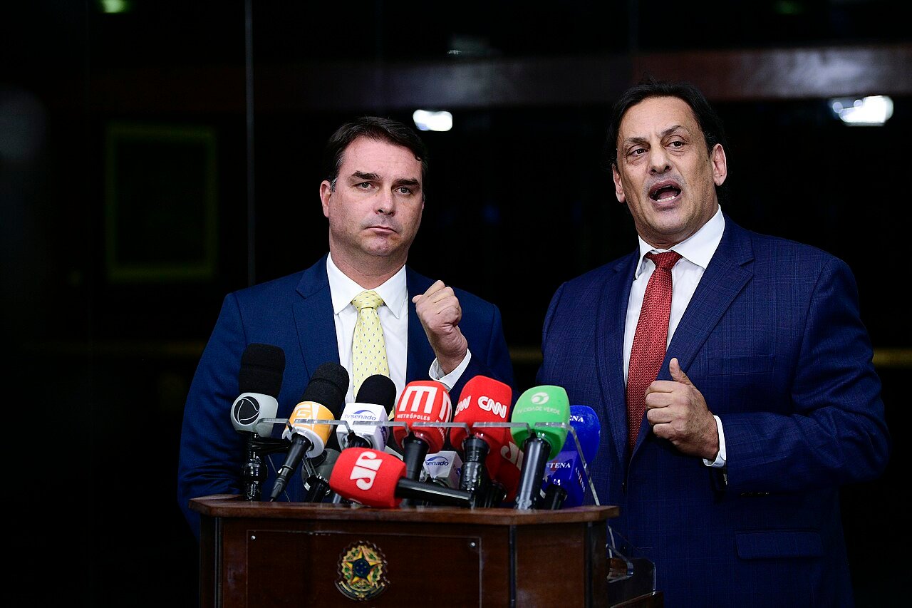 Moraes manda Flávio Bolsonaro entregar passaportes; o que se sabe