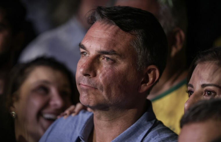 Flávio Bolsonaro é sabatinado e fala sobre indulto a Jair e papel de Eduardo em eventual governo