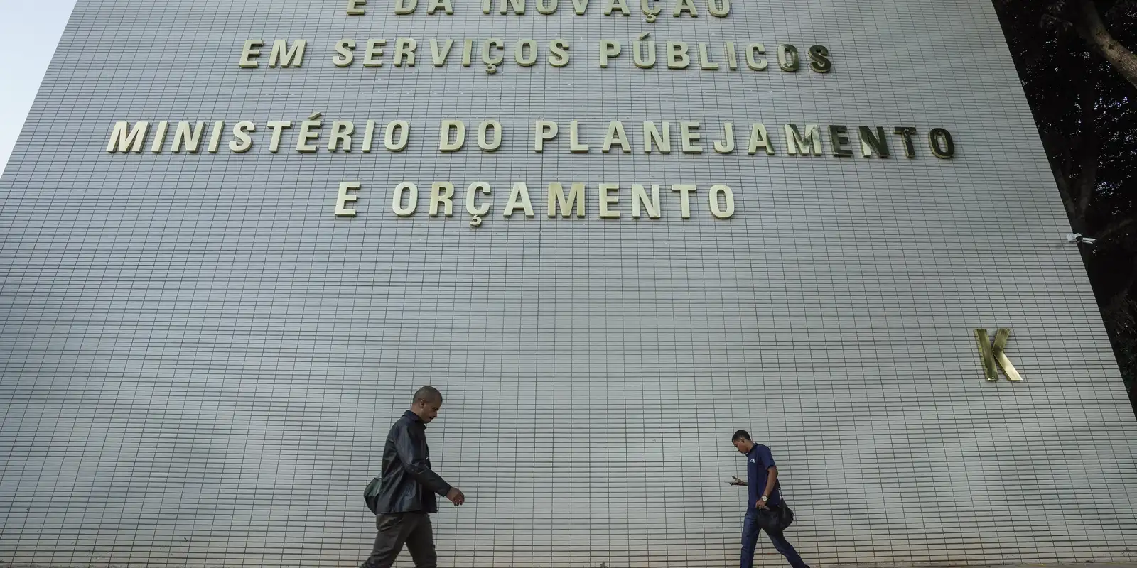 Governo quer realocar R$ 20 bilhões no Orçamento de 2027
