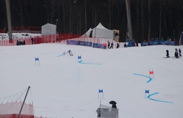 Lucas Pinheiro Braathen vence slalom gigante e abre temporada