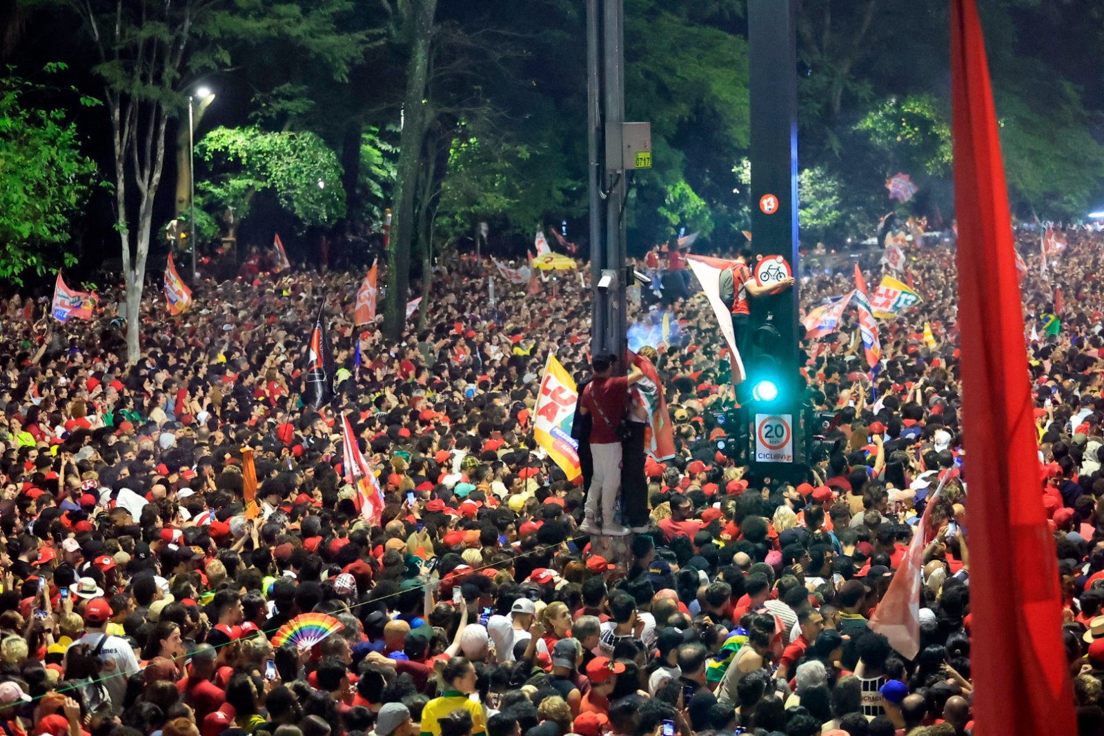 Lula é reeleito com 64,2 milhões de votos, a maior votação da história