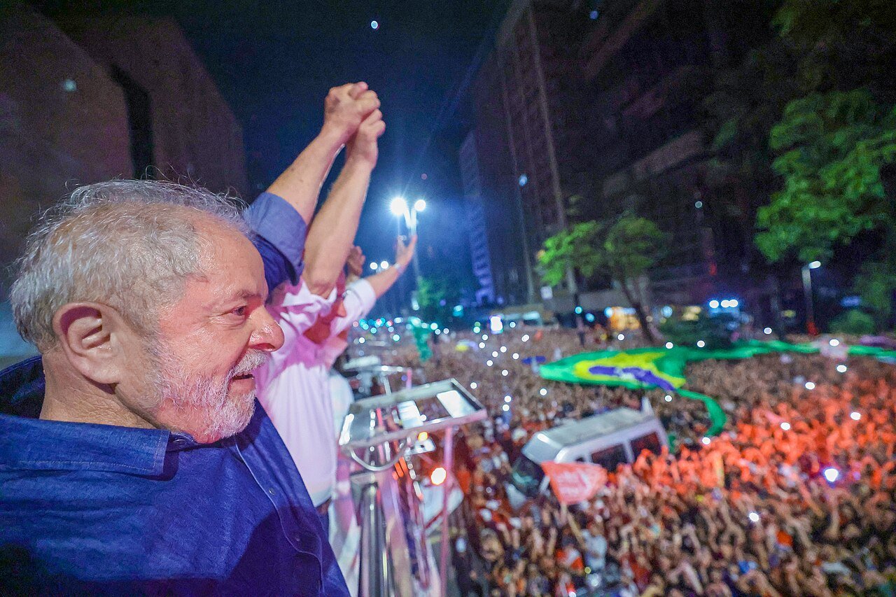Lula cita falta de ônibus e pede que ninguém desista de votar