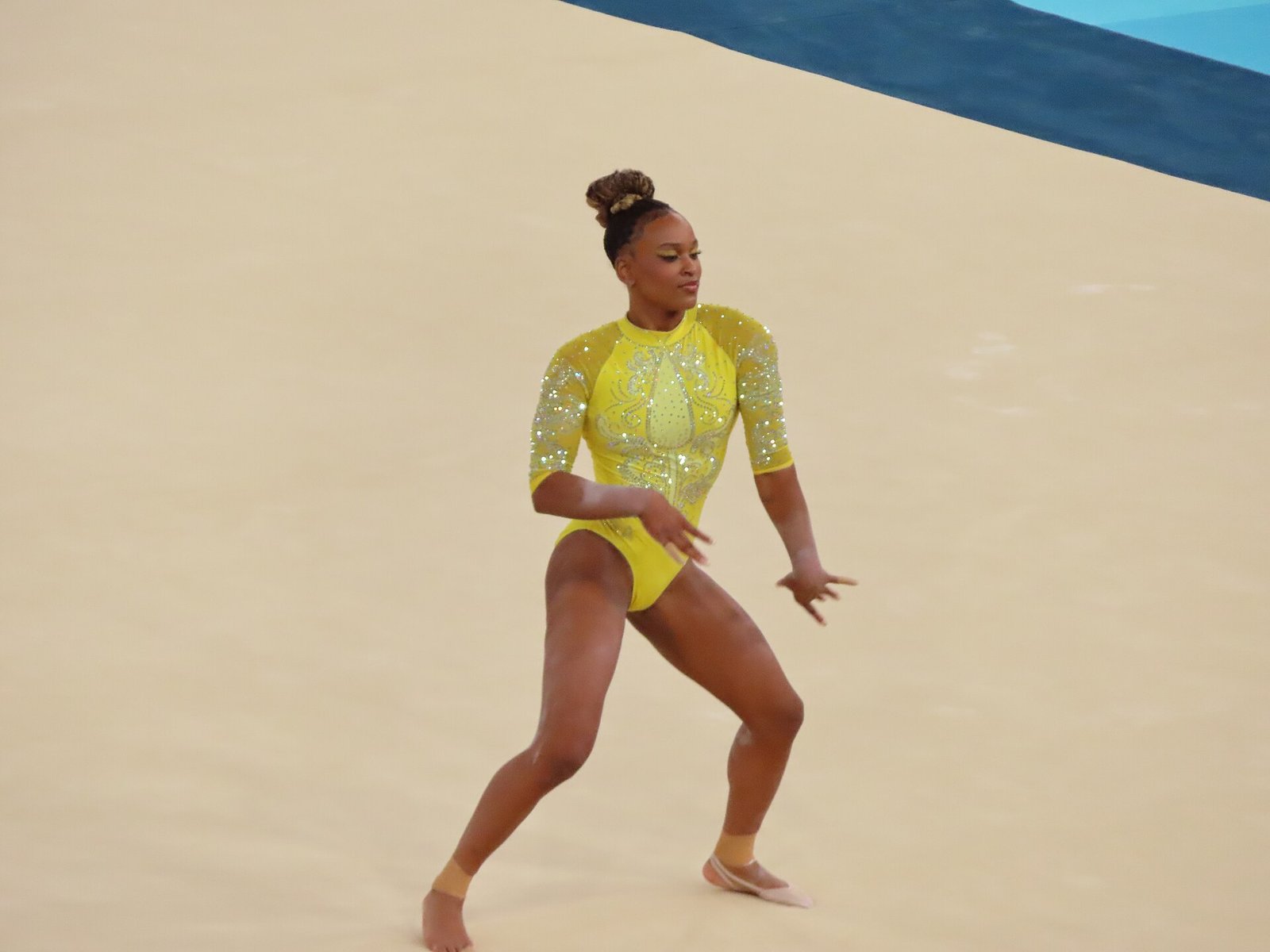 Mundial de ginástica: Brasil avança a cinco finais e Rebeca lidera salto