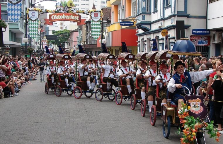 Como chegar à Oktoberfest Blumenau: ônibus, táxi e vagas
