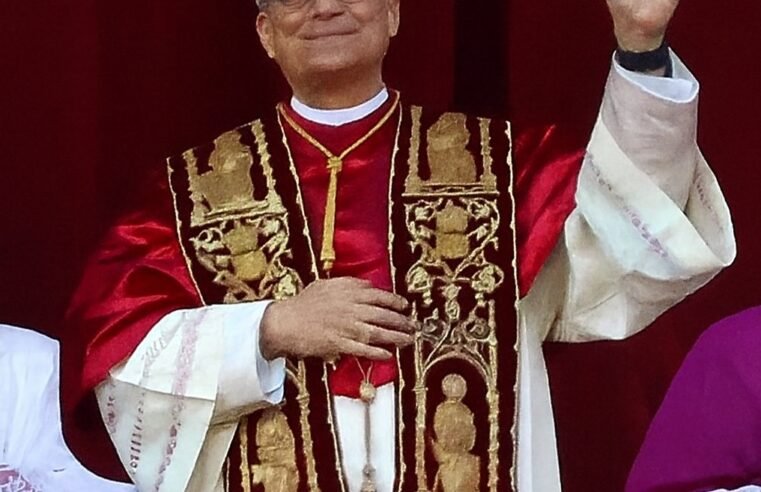 Papa Leão XIV volta ao papamóvel em audiência após cirurgia no pulmão