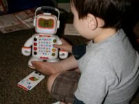 Robô de brinquedo; pediatras alertam para riscos de brinquedos com inteligência artificial