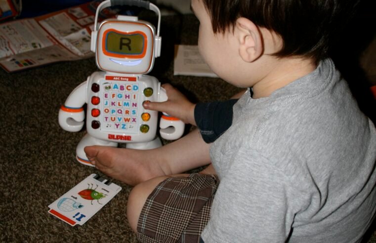 Brinquedos com inteligência artificial: o alerta dos pediatras às famílias