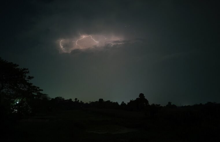 Previsão do tempo em SC na sexta (23): risco de temporais e granizo