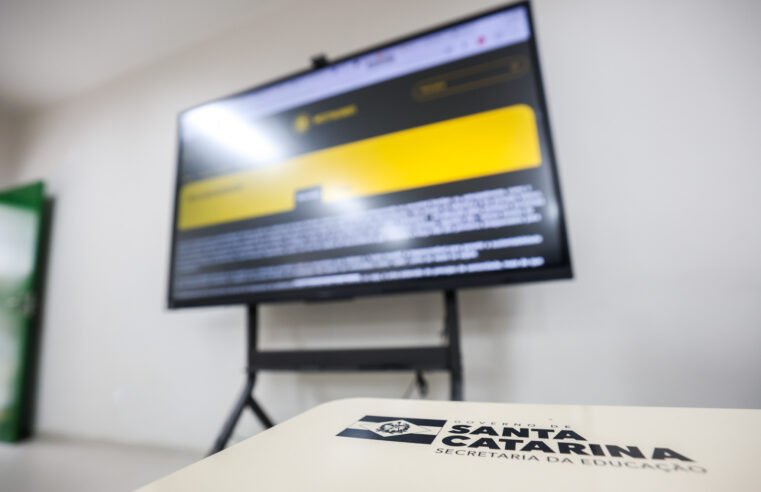 Governo de SC entrega 533 telas interativas a escolas da rede estadual