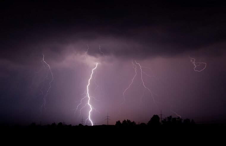 Tempo em SC no 2º turno: chuva e temporais no fim de semana